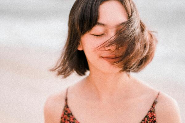 cabello-fino-factores-medioambientales