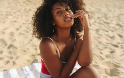 Cómo preparar tu cabello rizado para el calor y evitar el frizz esta temporada